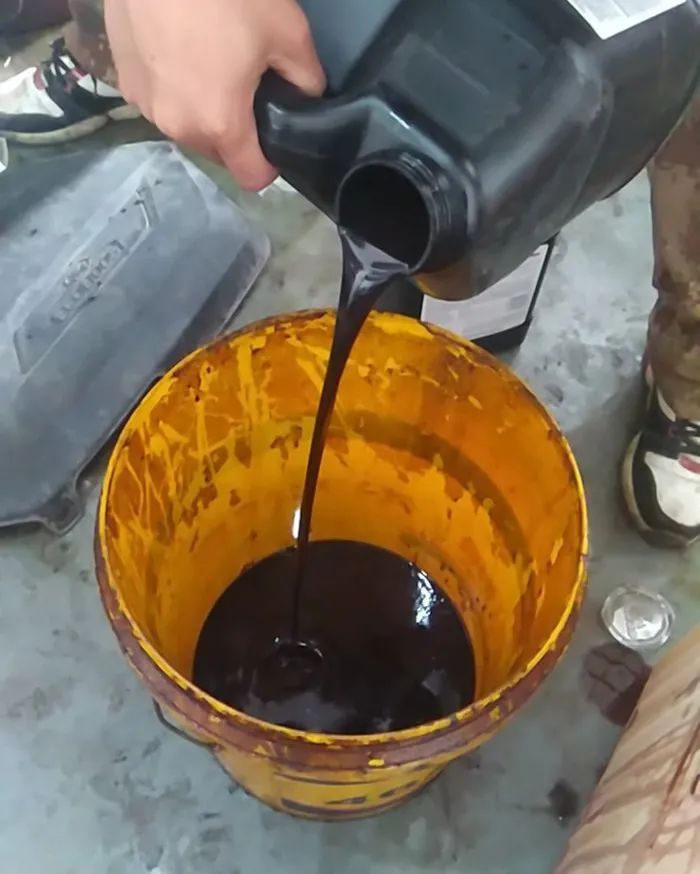 廢機(jī)油處理難度大,擺脫“惡臭異味”又有什么方向?.jpg 廢機(jī)油處理難度大,擺脫“惡臭異味”又有什么方向?.jpg